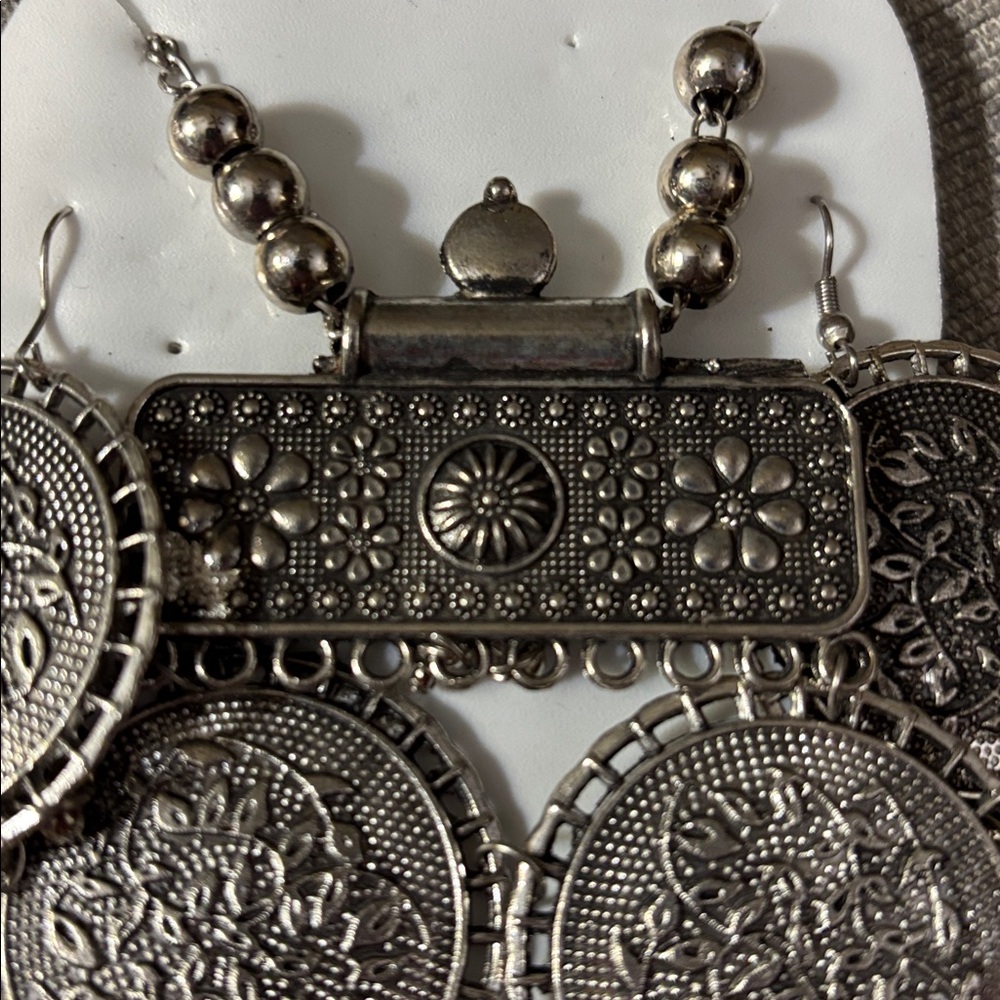Necklace and earring set - Picture 3 of 3